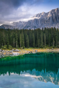 Latemar Gebirgsstock und Karersee, Dolomiten, Südtirol, Italien Latemar Gebirgsstock und Karersee, Dolomiten, Südtirol, Italien